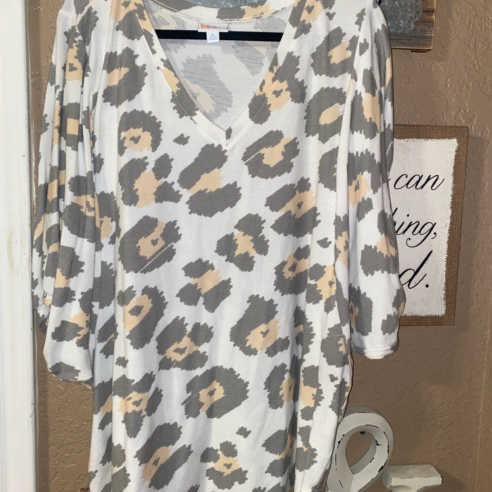 Women’s LuLaRoe Renee Top White Gray Peach Leopard Women’s Size XL EUC T1
